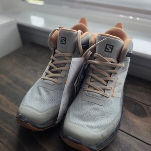 Salomon Outpulse Mid GORE-TEX Wrought Iron/Ebony/Blaze Orange
Womens 7